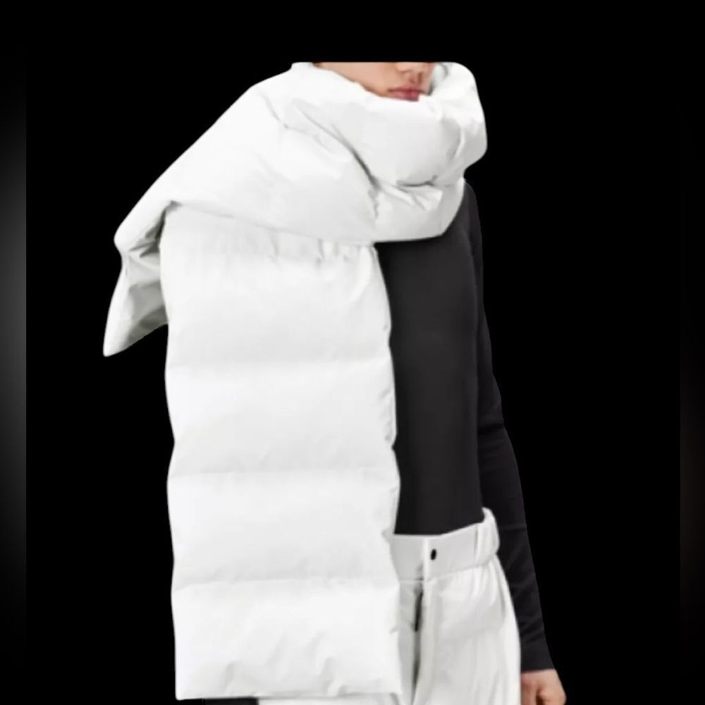 RAINS UNISEX HARBIN PUFFER SCARF‎ IN POWDER 
by Rains